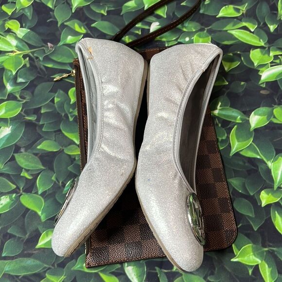 Michael Kors silver metallic flats with front round MK emblem - Picture 6 of 7